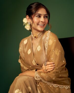 Shivangi Khedkar Instagram - Desi वातावरण 🌼
.
.
.
Makeup : @muatriveni 
Hair: @nusrat2700 
Photographer: @the_souhardyabiswas
Outfit: @yeh_lehenga_nahi_mehenga 
Jewllery: @rimayu07