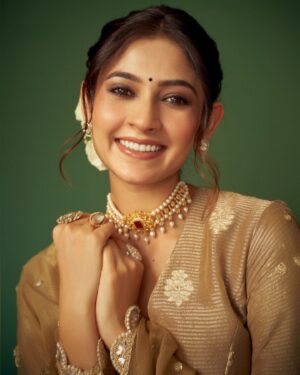 Shivangi Khedkar Instagram - Desi वातावरण 🌼
.
.
.
Makeup : @muatriveni 
Hair: @nusrat2700 
Photographer: @the_souhardyabiswas
Outfit: @yeh_lehenga_nahi_mehenga 
Jewllery: @rimayu07