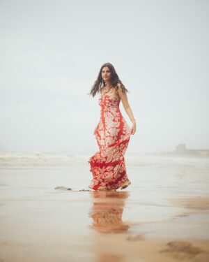 Shivani Raghuvanshi Instagram - Where the sky kisses the sea, 
I bloom in bright Colors …

Captured by: @_therahulsharmaa_ 
Hair & makeup : @dellsi.mody