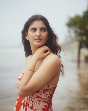 Shivani Raghuvanshi Instagram - Where the sky kisses the sea, 
I bloom in bright Colors …

Captured by: @_therahulsharmaa_ 
Hair & makeup : @dellsi.mody