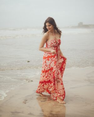 Shivani Raghuvanshi Instagram - Where the sky kisses the sea, 
I bloom in bright Colors …

Captured by: @_therahulsharmaa_ 
Hair & makeup : @dellsi.mody