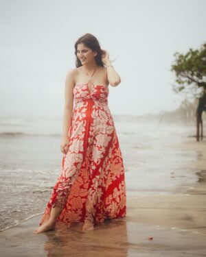 Shivani Raghuvanshi Instagram - Where the sky kisses the sea, 
I bloom in bright Colors …

Captured by: @_therahulsharmaa_ 
Hair & makeup : @dellsi.mody