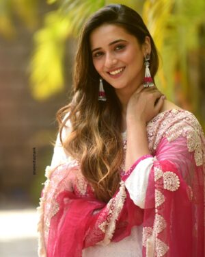 Shivani Surve Instagram - @iam_shivanisurve ❤️
.
.
.
#shivanisurve #shivani #gulabi #indian #tradition #monsoon