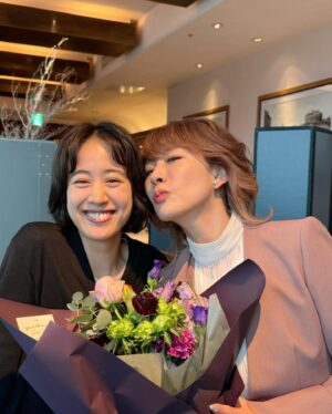 Shizuka Ishibashi Instagram - 🐦‍⬛🪺

「燕は戻ってこない」

最終回まで観てくださったみなさん、
毎週心臓をざわつかせ、ハラハラさせてしまってごめんなさい。
誰かをジャッジした途端、その矛先が自分に向く、、
鏡のような、こんなに苦しい作品は初めてでした。

そんな作品に対して、腹を割って話し合えた、本当に最高としか言いようのないチームでした。
この先の人生で、何度も思い出すんだろうな。

こんな素晴らしい作品を携えて30代に突入できるなんて、私は本当に幸せです。

満足してしまいそうですが、リキは飛び立って行ったので、私も更に高いところに羽ばたこーと思います⭐︎

最高なスタッフ・キャストのチーム、
そして観てくださったみなさん、
本当にありがとうございました🙏🏻🙏🏻

自由は私たちの手の中にある
✴︎