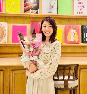 Shizuka Nakamura Instagram - 💐

ドラマ #ナースが婚活 
大好きな皆さんとのオフショット

衣装のグレーニットが可愛くて私服用にゲット🩶🖤