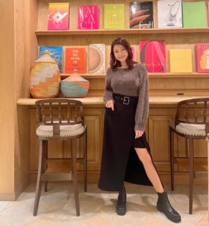 Shizuka Nakamura Instagram - 💐

ドラマ #ナースが婚活 
大好きな皆さんとのオフショット

衣装のグレーニットが可愛くて私服用にゲット🩶🖤