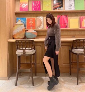 Shizuka Nakamura Instagram - 💐

ドラマ #ナースが婚活 
大好きな皆さんとのオフショット

衣装のグレーニットが可愛くて私服用にゲット🩶🖤