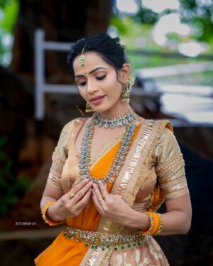Shobha Shetty Instagram - Traditional me 😍
.
.
.
Outfit @naa_maguva 
Jewellery @jewelplanethyd 
PC @studios19_lsp 
Hairstyle @hairstylist_issak 
.
.
.
#shobhashettyyoutubechannel#shoot#mood#