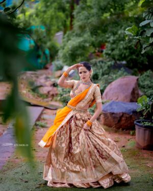 Shobha Shetty Instagram - Traditional me 😍
.
.
.
Outfit @naa_maguva 
Jewellery @jewelplanethyd 
PC @studios19_lsp 
Hairstyle @hairstylist_issak 
.
.
.
#shobhashettyyoutubechannel#shoot#mood#