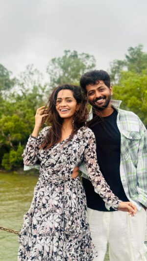 Shobha Shetty Instagram - First love❤️❤️❤️
Dis lyrics made me to do dis reel with my guy.❤️
.
.
Such a lovely song @vaishaliraj_official  u looking damn pretty my girl 🫶 all the very best entire team 
@cinemavadu @balufilmy 

Yashwant outfit @rc_trendsetters 
My outfit @naa_maguva 
.
.#trending#lovesong#gudmood#