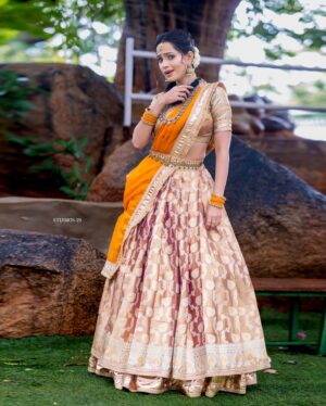 Shobha Shetty Instagram - Traditional me 😍
.
.
.
Outfit @naa_maguva 
Jewellery @jewelplanethyd 
PC @studios19_lsp 
Hairstyle @hairstylist_issak 
.
.
.
#shobhashettyyoutubechannel#shoot#mood#