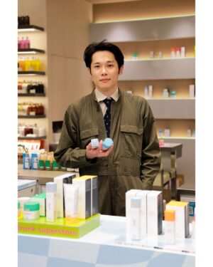 Shohei Matsuzaki Instagram - @drunkelephant 
アフリカに自生するマルーラの木の実🫒を食べて酔っ払った象から名前がついたスキンケアブランド、ドランクエレファントのポップアップイベントに行きました🐘
生活習慣や肌の診断してもらったら、夜更かし気味の自分にはT.L.C. Framboosというピーリングセラムと、F-Balmという洗い流さないマスクの組み合わせが良いみたいです🐘
ひんやり、肌もつるつるになって気持ちいいですよ🐘

ポップアップイベントは伊勢丹新宿メンズ館で1/16まで開催中。
皆さまもぜひ見に行ってみてください🐘

@isetanmens_cosmetics 
#ドランクエレファント #PR