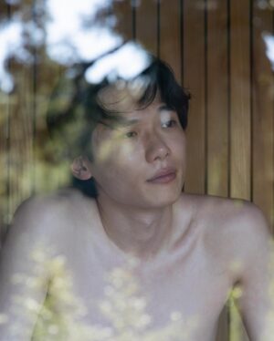 Shohei Matsuzaki Instagram - THREEのバランシングステムのブレンド精油を使ったロウリュ体験。仕事で行ったにも関わらず、爽やかな香りで思いきり癒やされました。
サウナは千葉県いすみ市のDAICHI ISUMIさん。ゆったりした場所で最高です。
⁡
@threecosmetics 
@daichi_nature 

インタビュー記事
https://www.threecosmetics.com/brand/journal/detail/1931
⁡
#PR 
#THREEバランシングステム 
#THREEステムロウリュ
#DAICHIISUMI
#千葉県いすみ市

Photographs: Kohei Omachi @koheiomachi
Hair & Make-up: Kazuya Matsumoto @matsu_kazu_hair
Direction: Takeshi Gonnokami @gontake
Production: Ryo Abe @ryo_abe0726