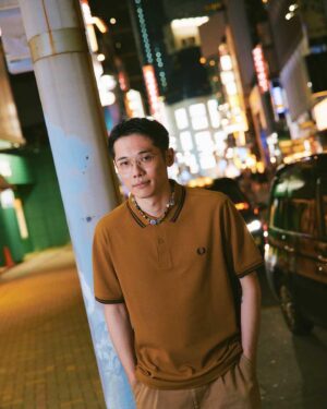 Shohei Matsuzaki Instagram - ー素敵なナイトアウトに欠かせないものは？

過ごしやすい気候が大事かなって思います。あとは、無理しないこと。

役者、松㟢 翔平 @matuzakishohei が着るフレッドペリーシャツ。

インタビュー：https://www.fredperry.jp/shop/pg/12023q3-the-fred-perry-shirt/

#fredperry #フレッドペリー #fredperryshirt #フレッドペリーシャツ #ポロシャツ #fpnighttales