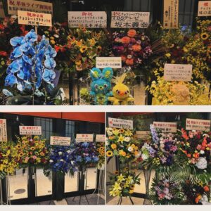Shōhei Osada Instagram - 単独ライブ「Bloom」初日終わりました！

明日からも続いて行きますが色々足したり引いたり遊んだりしていくのでよろしくお願いします🤲

お花沢山頂きましたー！！
嬉T🌷

#bloom
#チョコレートプラネット
#単独ライブ