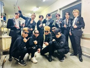 Shou Ayanokouji Instagram - 番組への出演が決まったタイミングから、中村海人くんと約束していて、Travis Japan @travis_japan_official のみなさんとパチリコ📷パチリカ📸。本番前のお忙しいタイミングにありがとうね。未唯さんとのコラボもめちゃくちゃかっちょ良かったです！

#日本テレビ
#発表今年イチバン聴いた歌年間ミュージックアワード2023
#TravisJapan
#氣志團
#KISHIDAN
#TraditionalTsuppariJapan