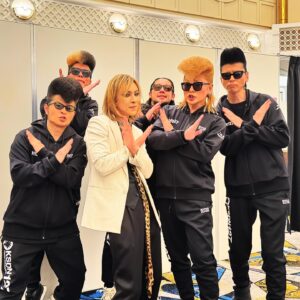 Shou Ayanokouji Instagram - YOSHIKI @yoshikiofficial さんと久しぶりにお逢い出来ました。「観てたよ！またゆっくり飲みに行こうね！あ、一緒に写真撮ろう！」と、神からのあまりにもフランクなお声掛け。この後、楽屋に戻り、YOSHIKIさんを崇拝するうちの末っ子ドラマー・亜樹良 @_kano_akira_  にメンバーみんなで自慢。普段一切感情の起伏を見せない彼が地団駄踏んで悔しがる姿をお見せしたかったです。

#日本テレビ
#発表今年イチバン聴いた歌年間ミュージックアワード2023
#YOSHIKI
#XJAPAN
#TheLastRockStars
#GodofChiba
#氣志團
#KISHIDAN