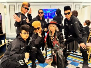 Shou Ayanokouji Instagram - いつも優しいHYDE @hydeofficial さん。今年も大変お世話になりました。しかし、伯爵と前室で一緒にLUNA SEA大先輩のパフォーマンスを観る世界線。何か色々バグりそうでした。

#日本テレビ
#発表今年イチバン聴いた歌年間ミュージックアワード2023
#HYDE
#不老不死
#氣志團
#初老氣志