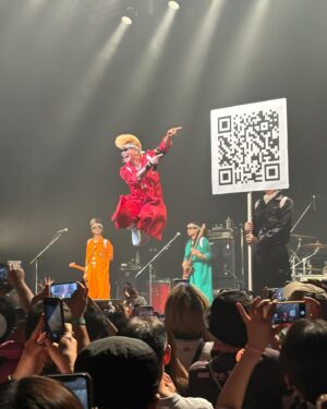 Shou Ayanokouji Instagram - 先日の「YATSUI FES」にて、"しゅゅんさん"（Xのアカウントネーム）が客席から撮影してくれた拙のJUMP写真に、約6千件のリポストと7万件のいいねが付くという異常事態が発生。
2枚目のイラストは、これを見た"ウーさん"（Xのアカウントネーム）が描いてくれたファンアート。ランマと松の雰囲気が、27年一緒にいる我々からしても「まさに」過ぎて、うっかりにんまりしてしまう。

しかしこちらはご覧の通り、この画面右側に写るQRコードを読み込んで頂く為に跳んで指差しをしたわけであります。
写真を見て楽しんで頂けるのは大変ありがたくも、とどのつまりQRコードを読み込んで貰えなければ、何の意味も成さないのでございます。
というわけで皆様、是非一度お試し頂ければ幸いです。
（ご面倒な場合はプロフィールにありますURLから とんで とんで とんで とんで とんで とんで とんで とんで ポチッと ポチッと ポチッと 押ささってしまって下さい♡）

我々、8月からツアーに出ます。
氣志團のGIGは予備知識一切不要。
一曲も知らなくても大丈夫。
冷やかし大歓迎！
怖い物見たさで！
騙されたと思って！
買い物がてらに！
お散歩ついでに！
根性試しに！
暇つぶしに！
話のタネに！
冥土の土産に！
皆様、生の氣志團をどうか一度ご体験下さい。
更に高く跳ぶぜ。
⁡
#氣志團
#全國ホールGIGツアー
#推しの子分
#転生したら氣志團だった件
#追加公演
#8月3日 #富山県 #オーバードホール
#8月10日 #大阪府 #箕面市立文化芸能劇場 大ホール 
#8月11日 #和歌山県 #和歌山城ホール大ホール
#8月16日 #東京都 #JCOMホール八王子 
#8月17日 #長野県 #岡谷市文化会館大ホール 
#9月16日 #熊本県 #市民会館シアーズホーム夢ホール
#9月19日 #千葉県 #市川市文化会館大ホール
#みんなで遊ぼうぜ
#しゅゅんさん #ウーさん #ありがとねん