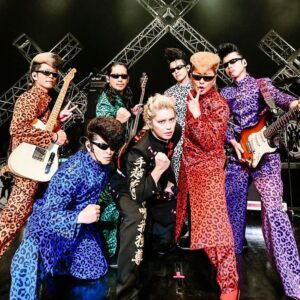 Shou Ayanokouji Instagram - 手越くんと初タイマン張らせて頂きました。弩級の歌唱力×ダンス力×トーク力に加え、底抜けの明るさとダイアモンドのメンタリティを併せ持つ超絶モンスターは、昨夜もフロアの隅々までを愛の光で照らし、オーディエンスの皆様はもちろんのこと、対バン相手の我々、そしてすべてのスタッフさん達までを幸せで包んだのでした。手越くん、本当にありがとう。

ステージでも言ったけど、こんな立派な学ラン＆特攻服、一度きりだなんて勿体なさすぎるので、是非また直ぐ一緒に演って下さい。

氣志團を温かく迎えてくれたHONEYYYちゃん達と、氣志團をいつも熱く見守ってくれる、我らが心強きKISSESのみんなに感謝感激愛羅武勇。

P.S.「手越くんからお差し入れ頂いたドーナツが美味しすぎる！」と楽屋がどよめきました。中でもトミーはドーナツ×2 カヌレ×2、ランマに至ってはドーナツ×4 カヌレ×1をペロリコした模様。自分も抹茶を頂いたけど、マジでフォーリン・ホッペでした。あとお昼のお弁当が最高で、次回からうちのお弁当もこちらにしようと思いました。（写真忘れた）手越くん、何から何までご馳走様でした！
L・O・V・E ！ゆーーーーーやーーーーーーーーー♡

#スペブラ手越LIVE
#MusicConcept
#手越祐也

さぁ、いよいよツアーが迫って参りました！
みんな、氣志團の真骨頂はホールGIGにあります！
予備知識一切不要！
冷やかし大歓迎！
騙されたと思って！
怖いもの見たさで！
話のタネに！
冥土の土産に！
人生変えちゃう夏なんだ！

#氣志團
#全國ホールGIGツアー
#推しの子分 #転生したら氣志團だった件
#追加公演
#8月3日 #富山県 #オーバードホール
#8月10日 #大阪府 #箕面市立文化芸能劇場大ホール 
#8月11日 #和歌山県 #和歌山城ホール大ホール
#8月16日 #東京都 #JCOMホール八王子 
#8月17日 #長野県 #岡谷市文化会館大ホール 
#9月16日 #熊本県 #市民会館シアーズホーム夢ホール
#9月19日 #千葉県 #市川市文化会館大ホール
#チケットのお求めはプロフィールから何卒夜露死苦機械犬ﾖﾛｼｸﾒｶﾄﾞｯｸﾞ