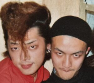 Shou Ayanokouji Instagram - ゆっき @tears_of_swan お誕生日おめでとう。出逢って35年だって。やば。

#HappyBirthday
#氣志團 #休学中
#美しき野獣（のけもの）
#YellowBeauty
#あそこが折れたエンジェル
#DrumsandDrunk
#白鳥雪之丞
#写真はおそらく1999年か2000年ぐらい
#THEGREATMONGOOSE #兄さん達と高円寺で飲んでた夜