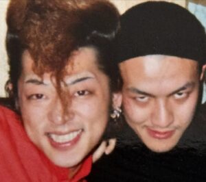 Shou Ayanokouji Instagram - ゆっき @tears_of_swan お誕生日おめでとう。出逢って35年だって。やば。

#HappyBirthday
#氣志團 #休学中
#美しき野獣（のけもの）
#YellowBeauty
#あそこが折れたエンジェル
#DrumsandDrunk
#白鳥雪之丞
#写真はおそらく1999年か2000年ぐらい
#THEGREATMONGOOSE #兄さん達と高円寺で飲んでた夜