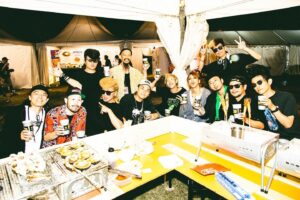 Shou Ayanokouji Instagram - ACIDMANちゃんとSUPER BEAVERちゃんと氣志團ちゃんだよ。
このバックヤードで23時まで飲んで、札幌帰ってまたみんなで集合して飲んだよ。
ロックンロール最高、JOIN ALIVE最高、北海道最高。
9月にまた帰って来るからね。
次回は富良野と苫小牧。
待っててBABY!!

#JOINALIVE
#JOINALIVE2024
#ACIDMAN
#SUPERBEAVER
#氣志團
#レジェンド仲良し
photo by @cazrowaoki  #写殺