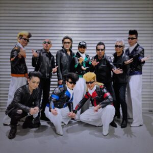 Shou Ayanokouji Instagram - 遂に念願叶い、横浜銀蝿大先輩との競演を果たした氣志團の勇姿をご覧下さい。
この度は「仏恥義理 斗璃美勇徒 Ginbae Family Tribute Album」にお声を掛けて頂き、心から光栄でした。（我々は「It’s Only Rock’n Roll集会のテーマ（のれのれRock’n Roll）」をカバーさせて頂きました。）
それにしても今夜は楽しかった。
#TheBiscats、#横道坊主、#ザ50回転ズ、#怒髪天、#IKURA さん、そして #横浜銀蝿 と、何しろ終始ステージから目が離せなかった。
今日来てくれたみんなは心底感じたと思うけど、やっぱ叩き上げのライブバンドは強い。
全員アウェイ、でも全然関係ない。
百戦錬磨の猛者達の弩級のパフォーマンスのオンパレードに唸りまくった一日でした。
I say最高。
#横浜銀蝿斗璃美勇徒笛洲帝罵琉全員集合 
#GinbaeTributeFestival
#リハーサルの後は
#疾風伝説特攻の拓 #展 #にも滑り込み