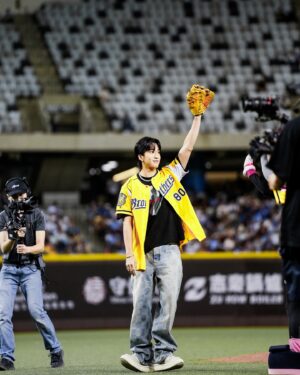 Shou Lou Instagram - 嗨大巨蛋
請多指教🙌🏽
睽違四年又來中信兄弟開球兼賽後演出嘉賓
球賽跟演出都爽炸
希望大家喜歡
然後多多支持我的新電影 “夏日的檸檬草”
