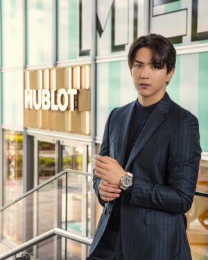 Shouma Kai Instagram - 『HUBLOT LOVES SUMMER 2024』
ウブロ表参道ブティック、お邪魔しました！

前回伺った時とはガラッとイメージの違う、
大掛かりでポップな夏らしいラッピング。

土日祝日限定で写真にあるモクテルを飲めるキャンペーンも行っているそうです！

8/12(月)までです！
暑い夏はHUBLOTとモクテルで🍹

#Hublot 
#ウブロ
#HublotLovesSummer
#PR