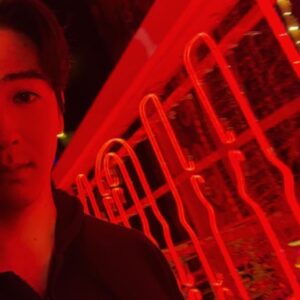 Shouma Kai Instagram - 『ムーラン・ルージュ！ザ・ミュージカル』@帝国劇場
千穐楽無事に迎えられました。

千穐楽の開演前、名残惜しく劇場を散歩してみました🚶‍♂️

改めて豪華絢爛で美しいこの舞台美術。
この世界に自分が出ているという喜びを再確認しました。

去年この帝国劇場で不安と期待を抱え日本初演を迎えたMR!
今ではたくさんの作品ファン(ボヘミアンズ)の皆様にも恵まれました。

真実、美しさ、自由、愛。というテーマのもと、
色々な体験をさせてくれたMR!と帝劇とボヘミアンズに改めて感謝致します。

今まで積み上げてきたMR!を9月に大阪でお届けしたいと思います。

待ちきれません😆🔥

ps.明日のファンミーティングよろしくお願いします😎