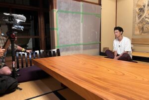 Show Kasamatsu Instagram - One day they called me and made me an offer. Is this a dream? Is this reality?便乗後乗り大バズり神曲☺️☺️☺️