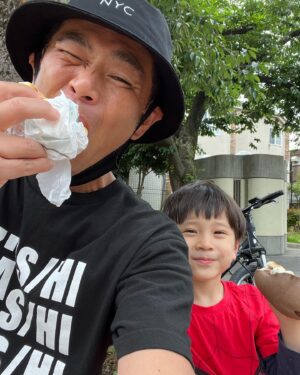 Shôzô Endô Instagram - 次男と公園パンランチ🥐
次男の自転車壊れたから近く木梨サイクルに行くー🚴‍♀️
#遠藤章造#ココリコ#家族#自転車#木梨サイクル#休日#公園#パン#ランチ#ぼちぼち#安田記念#ダービーは#取ったよ