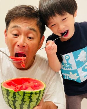 Shôzô Endô Instagram - 夏だースイカだー🍉
#遠藤章造#ココリコ#夏#スイカ#秋田#こだまスイカ#夏丸チッチェ#家族#美味しい