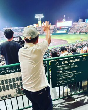 Shôzô Endô Instagram - 私を阪神タイガースファンの道に導いた父。貴方の孫たちもし
っかりと受け継いでいますよ🐯
#遠藤章造#ココリコ#阪神タイガース#甲子園#ARE#家族#皆#阪神タイガースファン