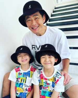 Shôzô Endô Instagram - 父の日サンキュー👍同じ帽子でー#遠藤章造#ココリコ#父の日#kangol#帽子#親子#override