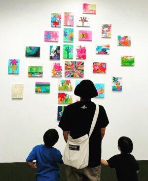 Shôzô Endô Instagram - 家族で、木梨憲武展にお邪魔させて頂きましたー❗️チビ達も興奮気味で興味津々でしたー❗️改めて流石ー❗️#遠藤章造#ココリコ#木梨憲武#木梨憲武展#家族#感謝#アート#上野の森美術館