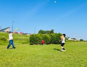 Shôzô Endô Instagram - 近くの河川敷で思いっきり楽しんだGW。長男よまだまだ父ちゃんは打ち返すぜ❗️#遠藤章造#ココリコ#家族#ゴールデンウィーク#野球#息子#晴天#気持ち良い