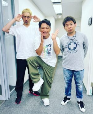 Shôzô Endô Instagram - ダウンタウンさんと一緒に写真なんて初めてかもしれない。
#遠藤章造#ココリコ#ダウンタウン#jp#山本高広#芸人#ものまね#ものまねと分かっていても#すげー緊張感