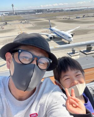 Shôzô Endô Instagram - 長男と飛行機見に来たー✈️やっぱり良い❗️#遠藤章造 #ココリコ #飛行機 #羽田空港 #ana #jal #家族 #同じ趣味 #野球 #ゴルフ#一緒