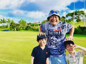 Shôzô Endô Instagram - まだまだ負けないぞー⛳️
でもいつか負けてもパパは嬉しいぞー❗️#遠藤章造#ココリコ#ゴルフ#家族#これからもよろしく