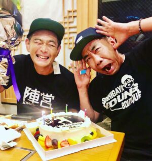 Shôzô Endô Instagram - 誕生日を祝って頂きました❗️
51歳幸せ者です。恩返ししなきゃ❗️#遠藤章造#ココリコ#木梨憲武#誕生日#override#感謝#ケーキ#陣営#ホホホイ#51