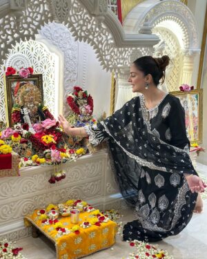 Shraddha Arya Instagram - Jai Maa Sharda!!! Jai Gurudev!!!! 🙏🏻❤️

@shopmulmul