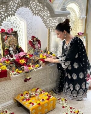 Shraddha Arya Instagram - Jai Maa Sharda!!! Jai Gurudev!!!! 🙏🏻❤️

@shopmulmul