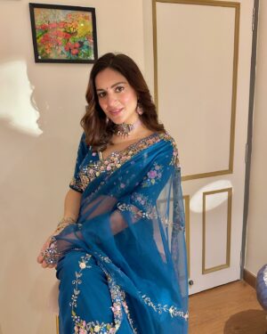 Shraddha Arya Instagram - How I look forward to be Preeta each day every day is baffling even to me… I guess it’s the Love this character gets that keeps me going.. ❤️. I Thank My Audience as much as I Thank my Creators ❤️. #KB #8thYearandRunning #Everyday #PreetaArora #PreetaKaran