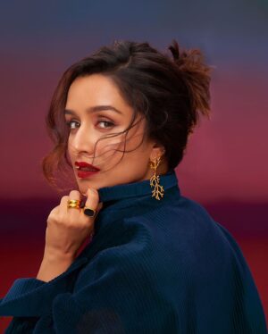 Shraddha Kapoor Instagram - Collar uppar karo, duniyadaari chhodo 😏 @palmonas_official