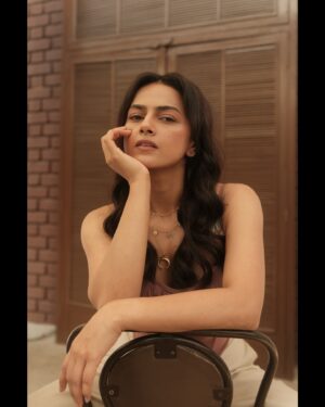 Shraddha Srinath Instagram - What’s the nicest compliment someone gave you that wasn’t about your physical appearance? I’ll go first - “I miss your energy” 🌝

Shot by @vasanthphotography 

Styled by @sapnapius 
Make up @kohl.play 
Hair @kammarishivarajchary 

Managed by @vidhyaabreddy
Location courtesy @street_1522