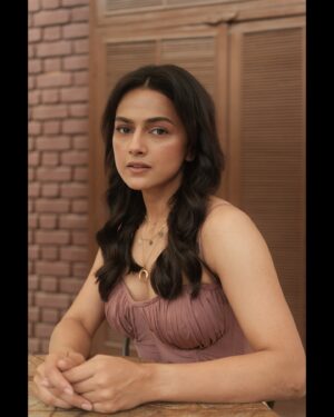 Shraddha Srinath Instagram - What’s the nicest compliment someone gave you that wasn’t about your physical appearance? I’ll go first - “I miss your energy” 🌝

Shot by @vasanthphotography 

Styled by @sapnapius 
Make up @kohl.play 
Hair @kammarishivarajchary 

Managed by @vidhyaabreddy
Location courtesy @street_1522