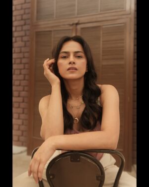 Shraddha Srinath Instagram - What’s the nicest compliment someone gave you that wasn’t about your physical appearance? I’ll go first - “I miss your energy” 🌝

Shot by @vasanthphotography 

Styled by @sapnapius 
Make up @kohl.play 
Hair @kammarishivarajchary 

Managed by @vidhyaabreddy
Location courtesy @street_1522