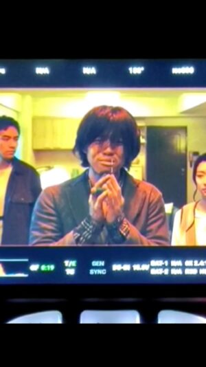Shu-ting You Instagram - 鬼天廈上映後太多粉絲朋友私訊我
想知道我的刪減劇情及想了解阿古這角色更多
經過徵求同意後在這邊跟大家完整分享
阿古這個悲情黑暗角色的全貌
以及當時側拍的一些漏網鏡頭
還沒看過鬼天廈的請先去看😉
-
（有雷慎入）
以下是開拍前我與導演討論出的阿古角色背景故事、
人設及阿古電影刪減劇情：

20多年前的那場大火，讓阿古在5歲時失去他的爸爸媽媽還有愛貓。小朋友都很喜歡貓阿古也不例外，因為親眼目睹了小橘貓被燒成黑色焦屍，外加自己身體也有大範圍燒傷，嚴重的心理創傷就產生了，後來確診是思覺失調症，無時無刻有幻聽幻視還時常妄想有人要加害於他。 也因為阿古的手被燒爛變畸型，小小年紀的阿古根本承受不了這樣的打擊，火災後只剩阿古孤零零一個人，沒有人告訴一個5歲的小男孩遇到這樣的事要怎麼面對，所以他在他自己眼裡自己的手很像怪物很噁心，也因為火災阿古很怕火才一直戴著隔熱手套，把手藏起來不讓自己看到那噁心的手。

阿古怎麼長大的不交代

阿古成年後回到這棟大廈住了幾年，想要找出當年害死他全家的壞人，但是他不知道怎麼做所以他只能暗中觀察每位住客，例如在電梯徘徊。因為這樣做，阿古發現了心地善良的怡婷會去餵大樓下的流浪貓，所以對怡婷有好感（阿古愛貓），才會想跟她多接觸（即電影裡看到的那幕電梯與茵聲對話，講一講自己又自顧自己走神，因為不能用正常人的精神狀態邏輯去看阿古）
-
但阿古也發現了後來來到這棟大樓收鬼的女主佩芝，一直在做奇怪的事情（安撫亡靈），阿古其實能跟亡靈接觸（角色設定），佩芝的出現把原本陪著阿古的亡靈一個一個收走，這些阿古視為”朋友”的亡靈陪伴著一個一個的消失，讓阿古極度的畏懼佩芝，思覺失調症的關係讓他精神錯亂毫無邏輯，阿古找了多年的兇手無果，現在這個可怕的佩芝出現了，所以認定了佩芝是造成當年大火的壞人（有些嚴重思覺失調症病患者會莫名的認定身邊的人要殺他，毫無根據沒有理由但病患卻非常堅信）
-
所以原本都是案中偷拍跟蹤佩芝的阿古（阿古家牆壁貼滿跟蹤佩芝的照片），在電梯裡遇到佩芝時非常驚恐害怕，這是第一次跟佩芝這麼近距離獨處，本來阿古獨自在家就時常會發病，發瘋癲頭撞牆等，回憶中的火災炙熱灼燒感刺痛全身，需要吃精神科醫師開的鎮定劑，但是這次在電梯裡被佩芝遇到，阿古心中的怒跟恨再也壓抑不住，於是尾隨佩芝到頂樓要對她報復。但是膽小的阿古看到來救援的邵軍出現，馬上又縮回那個神經病的聳樣，往家裡逃想躲起來，卻被佩芝紹軍破門而入，阿古口中不斷奮力辯解「我又沒有錯」因為阿古堅信自己才是受害者，被邵軍揍完的阿古躲在自己房間角落。
-
此時的他回到小男孩時期的脆弱模樣，在他房間內的是一個大壞人（佩芝）還有一個幫兇（紹軍），小男孩狀態阿古只會哭，邊哭邊問佩芝為什麼要燒死他的家人燒死他的愛貓，隨著佩芝一步步走進阿古，阿古越來越害怕，但此時的阿古只蜷縮在角落不敢動，直到佩芝蹲在阿古身邊（這場戲佩芝才知道阿古是當年火災的倖存者），阿古委屈的再次問她為什麼要燒死他的家人他的貓，佩芝非常溫柔的安撫小男孩阿古，當佩芝試著握住阿古的手時，阿古有明顯的閃躲，察覺到應該有問題的佩芝告訴阿古不要怕，緩慢的摘下阿古的手套，見到那燒爛沾黏在一起的手指，佩芝更加心疼，阿古則是放聲嚎啕痛哭，佩芝將阿古擁入懷裡，這是阿古第一次被人擁抱，從火災失去家人以來阿古都是自己一個人，小男孩阿古沒有人心疼過沒有人安撫過，阿古終於不再視佩芝為敵人。
-
接續佩芝帶著阿古來到佩芝家讓阿古看火災遇難者們的神祖牌（佩芝安撫完大樓的亡靈後都幫他們準備牌位供起來），阿古的爸媽已經被佩芝好好的供起來，而阿古看到爸媽神祖牌的瞬間，又再次忍不住顫抖的手，落下眼淚，並且對父母一拜，與陳妤和解。
-
阿古角色在電影裡也算是善終收尾。
我真的很喜歡跟佩芝和解得到安慰的戲
幸好當時經紀人側拍起來了☺️
阿古也是我拍戲以來最喜歡的一個角色。
鬼天廈是一個溫馨的懸疑驚悚鬼片
希望大家能喜歡。

補充說明：
阿古的設定是嚴重的思覺失調症，並且有仇恨心理存在才會有攻擊性。思覺失調症的症狀有非常多種，從輕症到重症的表現都不同，有興趣的可以上網搜尋了解更多！

謝謝每一位進戲院看鬼天廈的你。
@mystery_writers_movie 
#鬼天廈 #艾迪昇傳播 #華映娛樂